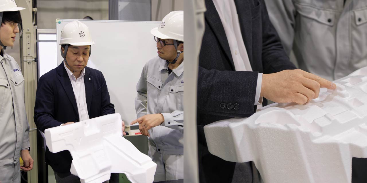 ピオセランの複雑な成型品を囲んで仕様の確認や打ち合わせをする技術者と担当者たち